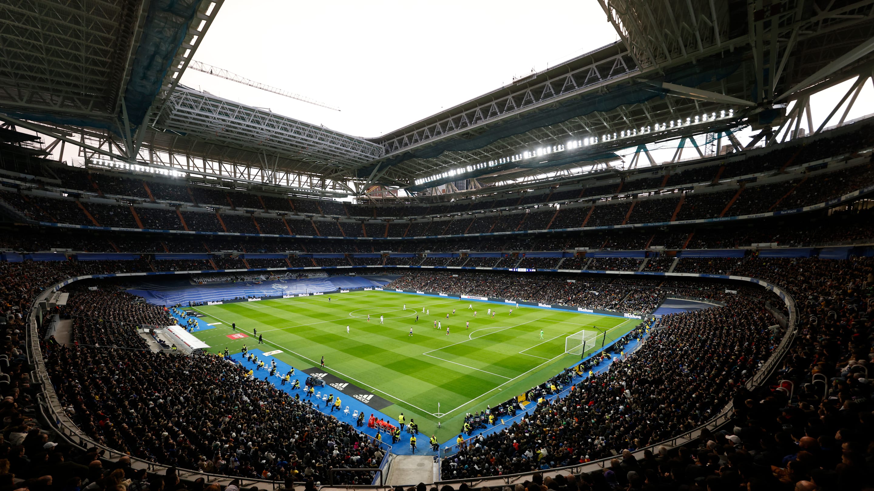 Real Madrid - VIDEO : Les images folles de la transformation du Bernabeu en terrains de tennis à l'Open de Madrid