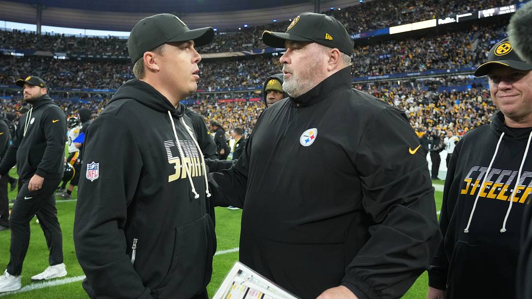 Oct 25, 2026; Paris, FRA; New Orleans Saints head coach Kellen Moore talks with Pittsburgh Steelers head coach Mike McCarthy at midfield following a game at Stade de France Stadium. Mandatory Credit: Kirby Lee-Imagn Images Oct 25, 2026; Paris, FRA; New Orleans Saints head coach Kellen Moore talks with Pittsburgh Steelers head coach Mike McCarthy at midfield following a game at Stade de France Stadium. Mandatory Credit: Kirby Lee-Imagn Images