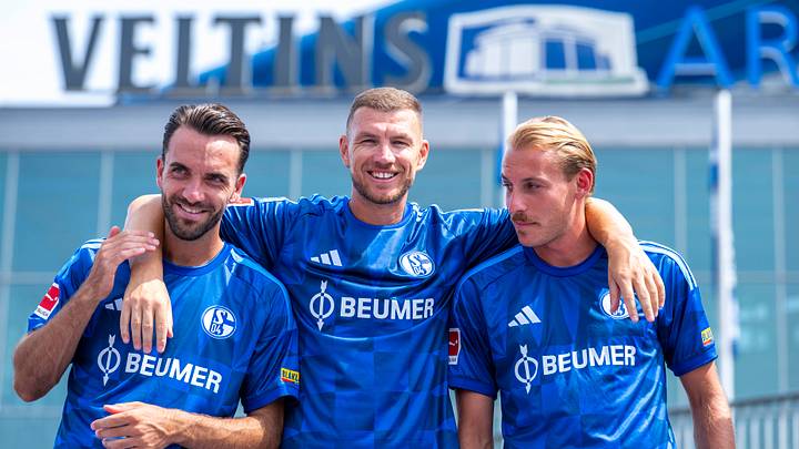 Edin Dzeko (m.) mit Kapitän Kenan Karaman (l.) und Timo Becker Edin Dzeko (m.) mit Kapitän Kenan Karaman (l.) und Timo Becker