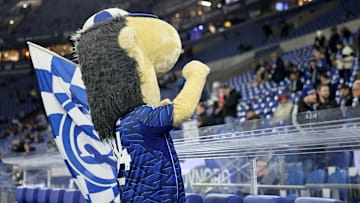 Auch Schalke-Maskottchen Erwin konnte sich am Ende freuen