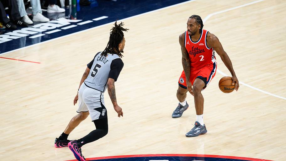 Los Angeles Clippers forward Kawhi Leonard controls the ball while under pressure from San Antonio Spurs guard Stephon Ca