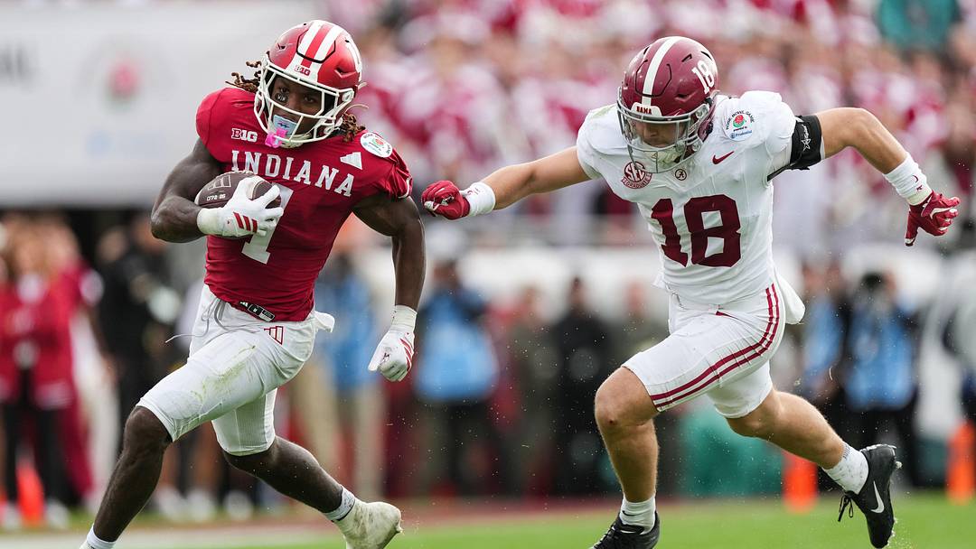 Indiana Hoosiers running back Roman Hemby (1) rushes past Alabama Crimson Tide defensive back Bray Hubbard (18) on Thursday, Jan. 1, 2026, during the 112th annual Rose Bowl game in Pasadena. Indiana Hoosiers defeated the Alabama Crimson Tide 38-3.