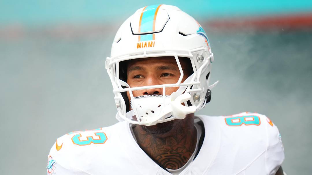 Miami Dolphins tight end Darren Waller