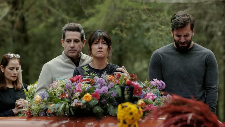 Accidente S1. (L to R) Rubén Zamora as Javier, Valentina Acosta as Brenda, Giuseppe Gamba as Mauricio in Accidente S1. Cr. Carla Danieli/Netflix ©2024