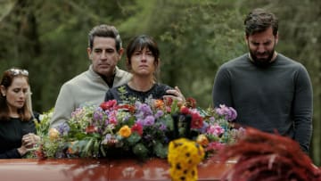 Accidente S1. (L to R) Rubén Zamora as Javier, Valentina Acosta as Brenda, Giuseppe Gamba as Mauricio in Accidente S1. Cr. Carla Danieli/Netflix ©2024