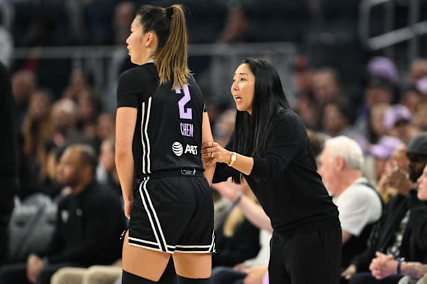 Golden State Valkyries head coach Natalie Nakase talks to guard Kaitlyn Chen. 