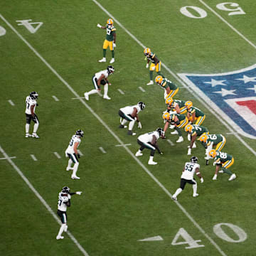 Green Bay Packers quarterback Jordan Love (10) prepares to take a snap during the first quarter against the Philadelphia Eagles.