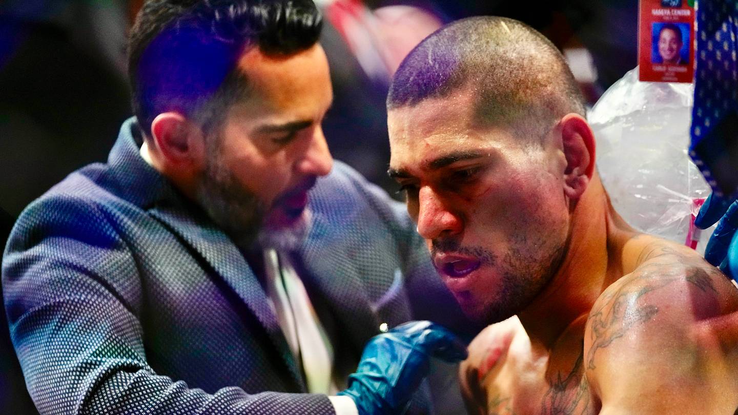 Alex Pereiraは、最新のUFCアップデートで大きな恐怖を避けています
