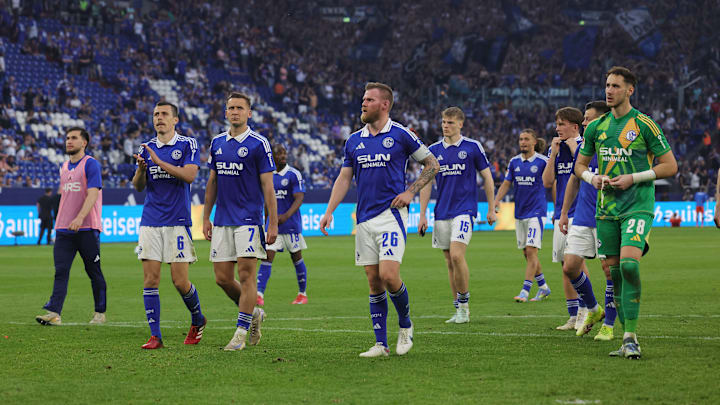 Die Schalker Mannschaft vor der Kurve. Die Schalker Mannschaft vor der Kurve.