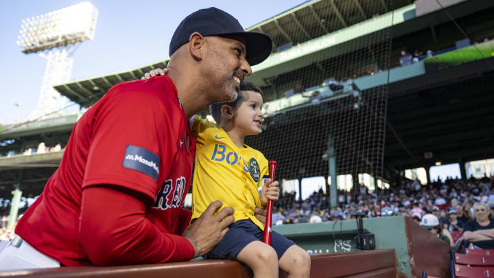 Alex Cora renovó con los Medias Rojas de Boston 