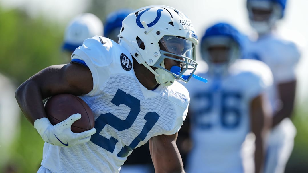 Indianapolis Colts running back DJ Giddens (21) rushes up the field Sunday, Aug. 3, 2025, during Indianapolis Colts Training Camp at Grand Park in Westfield.