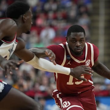 Oklahoma Sooners guard Duke Miles (15) has committed to the Vanderbilt Commodores.