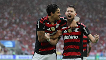 Flamengo vence o Palmeiras no Maracanã e cola no líder do Brasileirão