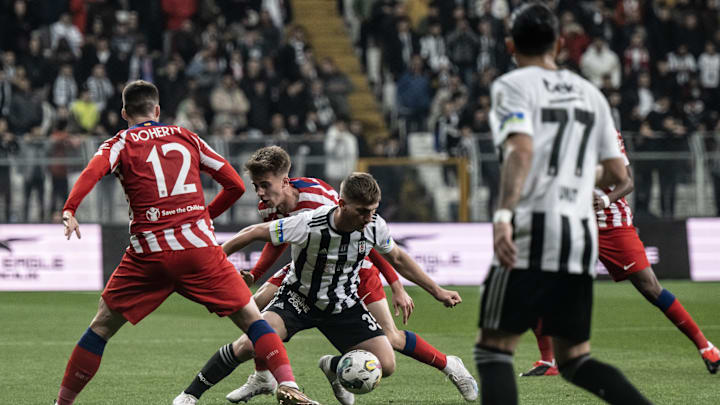 Semih Kılıçsoy, Atletico Madrid savunmasının arasında.