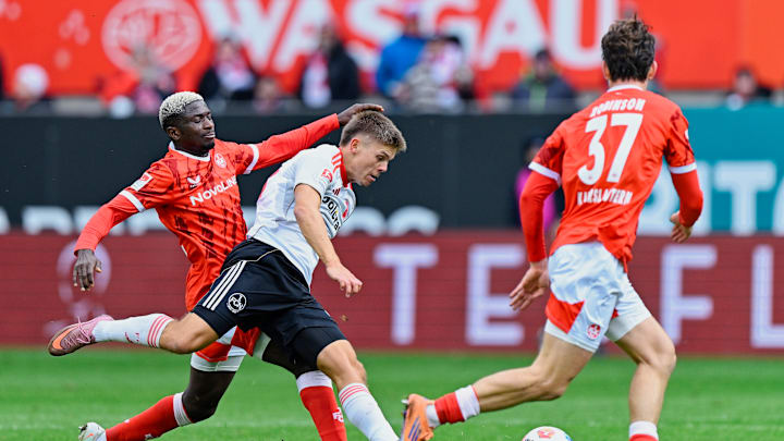 Afeez Aremu (l.) verlässt den Betze Afeez Aremu (l.) verlässt den Betze