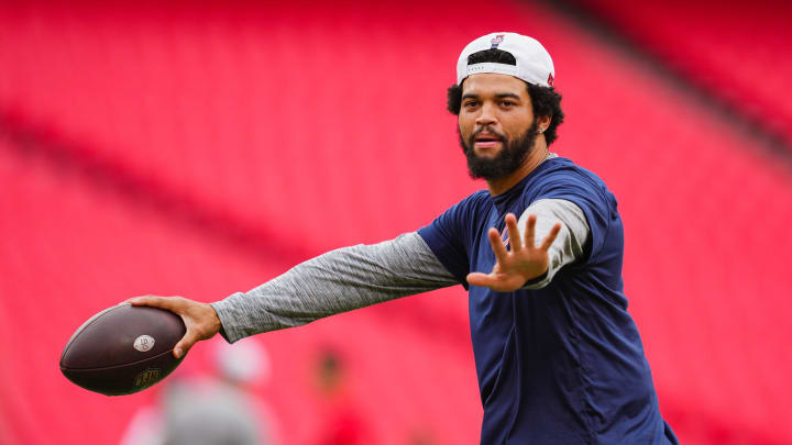 Caleb Williams makes a few throws in pregame at Kansas City. Bears GM Ryan Poles has big expectations for his rookie QB. 