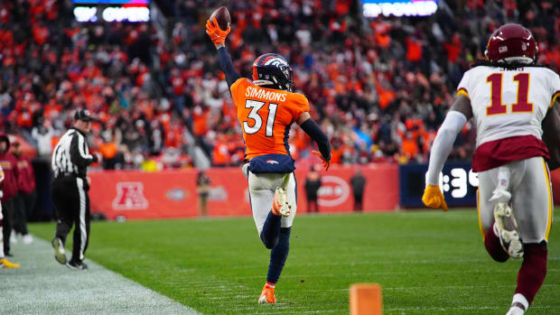 Denver Broncos free safety Justin Simmons (31) returns a interception against Washington 