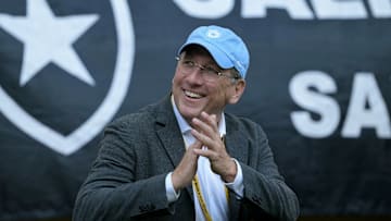 Textor enfrenta acusações e investigação nos bastidores da bola