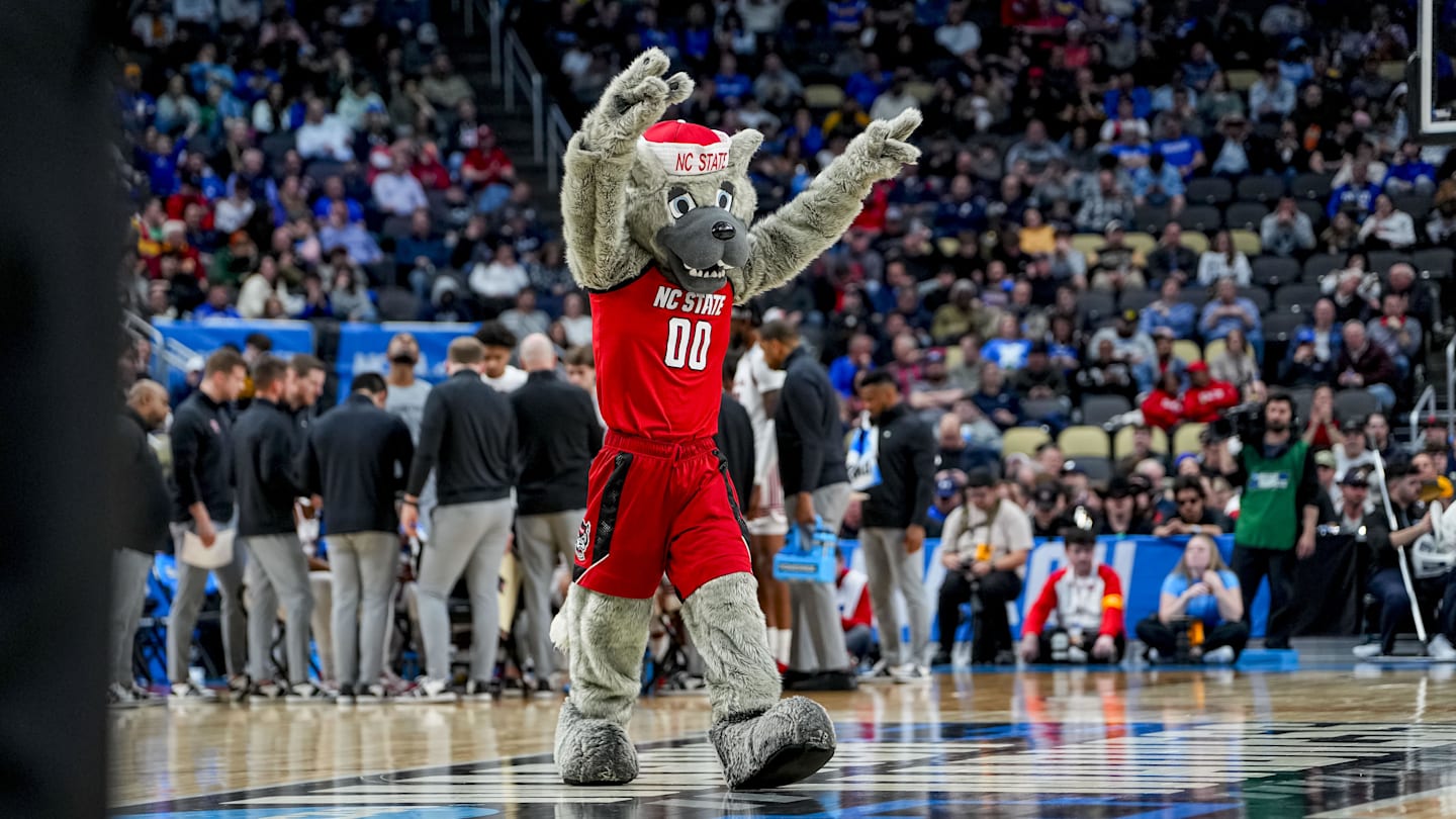 Derek Dixon Commits to UNC Basketball Program