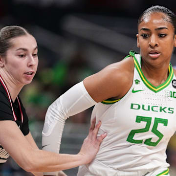 Oregon Ducks guard Deja Kelly (25) rushes up the court Thursday, March 6, 2025, during the Big Ten women's tournament at Gainbridge Fieldhouse in Indianapolis. Indiana Hoosiers defeated the Oregon Ducks, 78-62.