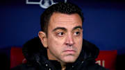 Xavi et Carlo Ancelotti se disputent un cadre des Bleus. 