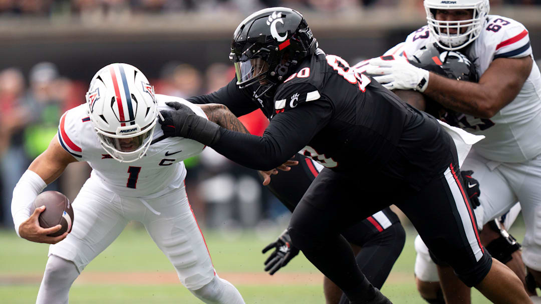 Cincinnati Bearcats defensive lineman Jalen Hunt (90) sacks Arizona Wildcats quarterback Noah Fifita (1) in the first quarter of the NCAA football game between the Cincinnati Bearcats and Arizona Wildcats at Nippert Stadium in Cincinnati on Nov. 15, 2025.