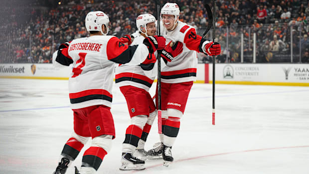 Hockey players celebrate goa