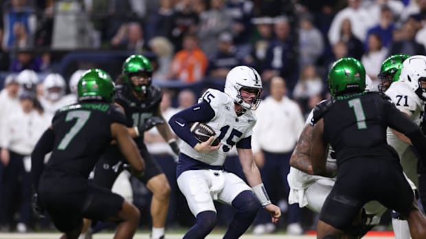 Penn State Nittany Lions quarterback Drew Allar (15) runs for a gain against the Oregon Ducks