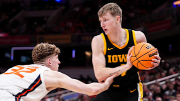 Iowa Hawkeyes guard Josh Dix (4) hesitates before rushing past Illinois Fighting Illini guard Kasparas Jakucionis (32) on Thursday, March 13, 2025, during the second round of the men's Big Ten tournament at Gainbridge Fieldhouse in Indianapolis. The Illinois Fighting Illini defeated the Iowa Hawkeyes, 106-94.