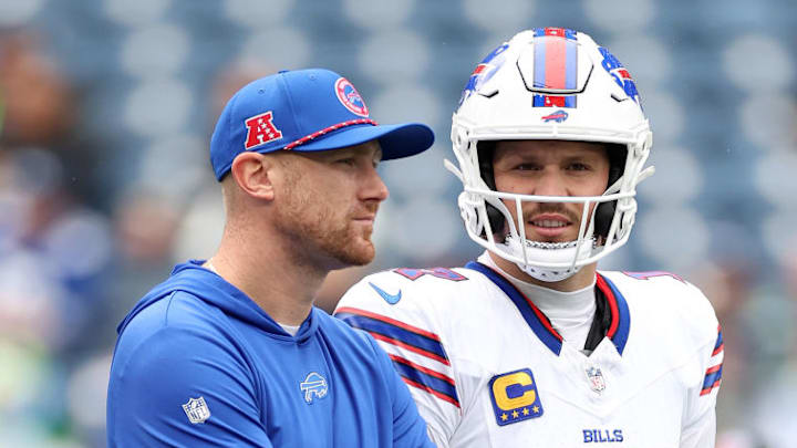 Joe Brady seguirá trabajando muy de cerca de Josh Allen.