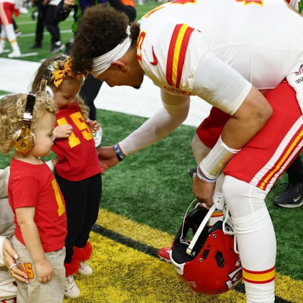 Patrick Mahomes with his kids