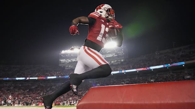 Wisconsin Badgers running back Darrion Dupree (13) rushes with the football during warmups