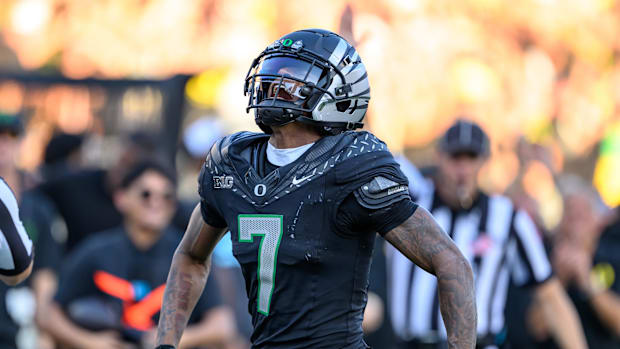 Oregon Ducks wide receiver Evan Stewart (7) 