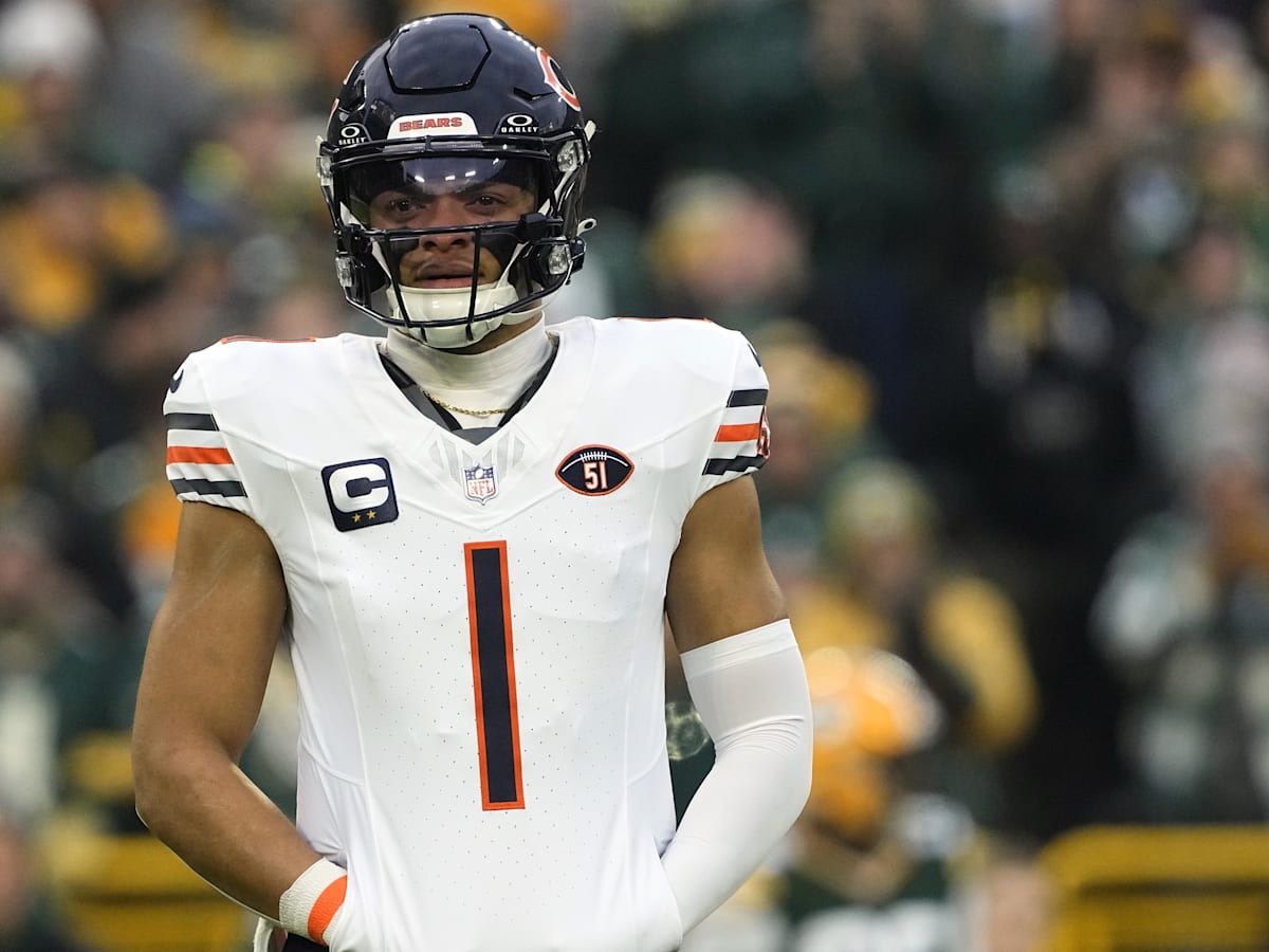 Justin Fields jersey number given to a former teammate