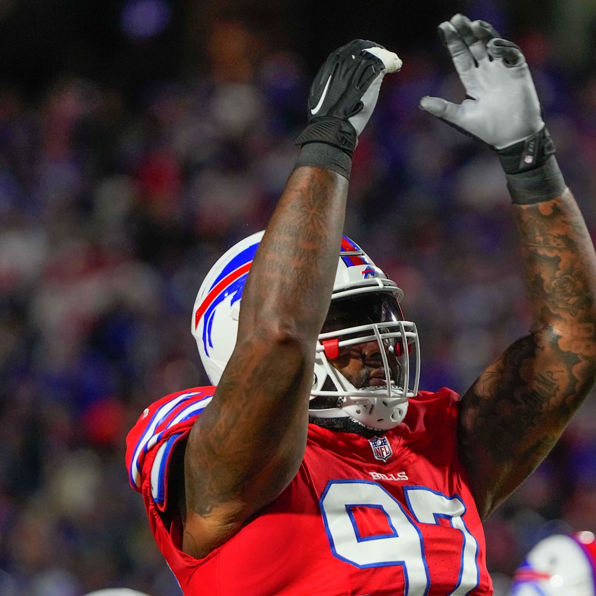 WATCH Bills DT Jordan Phillips breaks out fan favorite puffy coat in practice