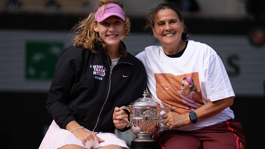 Mirra Andreeva celebrated her maiden major win with her coach Conchita Martinez.
