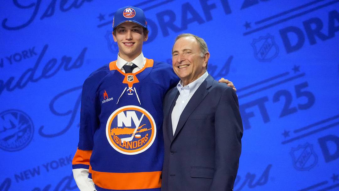 New York Islanders, Victor Eklund is selected as the 16th overall pick to the New York Islanders in the first round of the 2025 NHL Draft at Peacock Theater. Mandatory Credit: Kirby Lee-Imagn Images