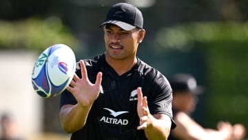 Tupou Vaa'i is arranging the All Blacks' lineout for a test match