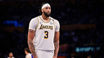 Anthony Davis mide más de 2 metros y juega como ala-pívot para Los Angeles Lakers