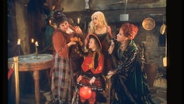 HOCUS POCUS - FreeformÕs spooktacular Ò13 Nights of HalloweenÓ annual programming event brings the chills and thrills October 19 -31 with your favorite Halloween films. (BUENA VISTA PICTURES/ANDREW COOPER)
KATHY NAJIMY, SARAH JESSICA PARKER, BETTE MIDLER, THORA BIRCH (FRONT)