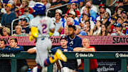 Ronald Acuña Jr. viendo jugar a su hermano, que acaba de debutar en la MLB con los Mets de Nueva York 