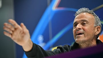 Luis Enrique a interrompu une réunion au PSG pour faire des pompes. Luis Enrique a interrompu une réunion au PSG pour faire des pompes.