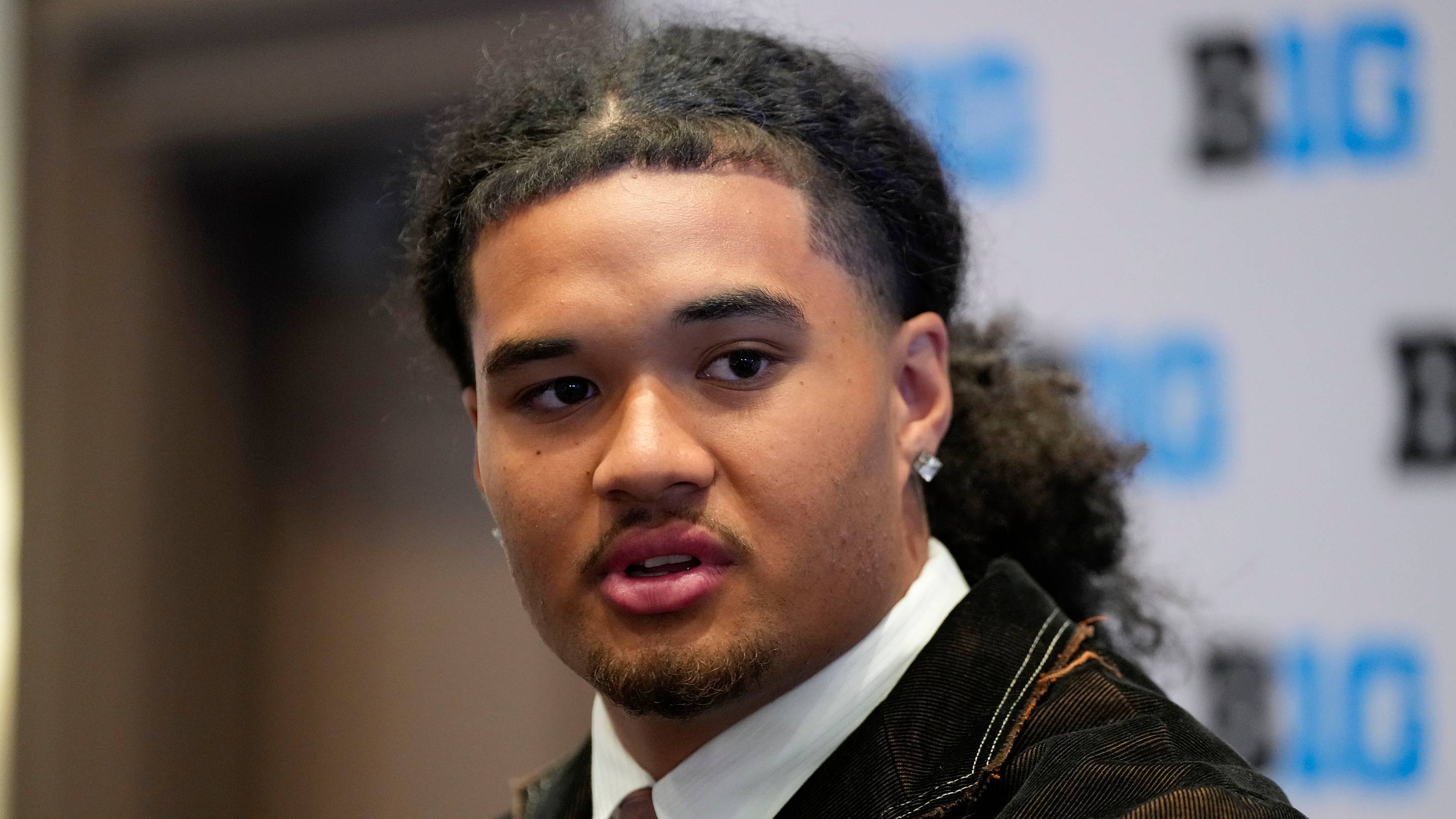 Oregon EDGE Matayo Uiagalelei Gets Candid on Dante Moore's Big Change