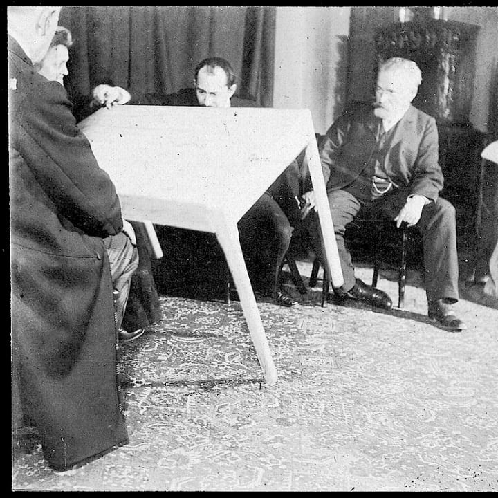 Early 20th century photo of a séance with the medium Eusapia Palladino