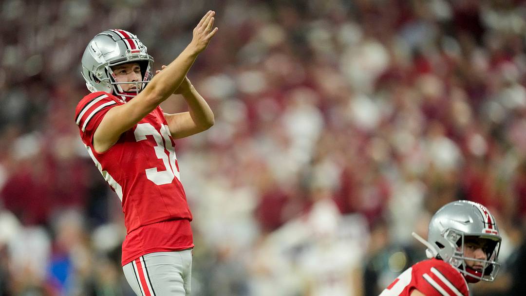 Ohio State Buckeyes kicker Jayden Fielding (38) lines up his kick Saturday, Dec. 6, 2025, during the Big Ten football championship against the Indiana Hoosiers at Lucas Oil Stadium in Indianapolis. Ohio State Buckeyes kicker Jayden Fielding (38) lines up his kick Saturday, Dec. 6, 2025, during the Big Ten football championship against the Indiana Hoosiers at Lucas Oil Stadium in Indianapolis.