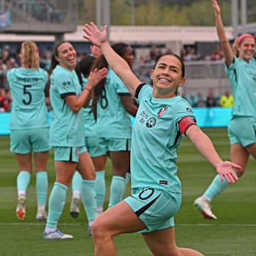 Kansas City Current midfielder Lo’eau LaBonta (10) scored the opening goal against the Houston Dash on Sunday.