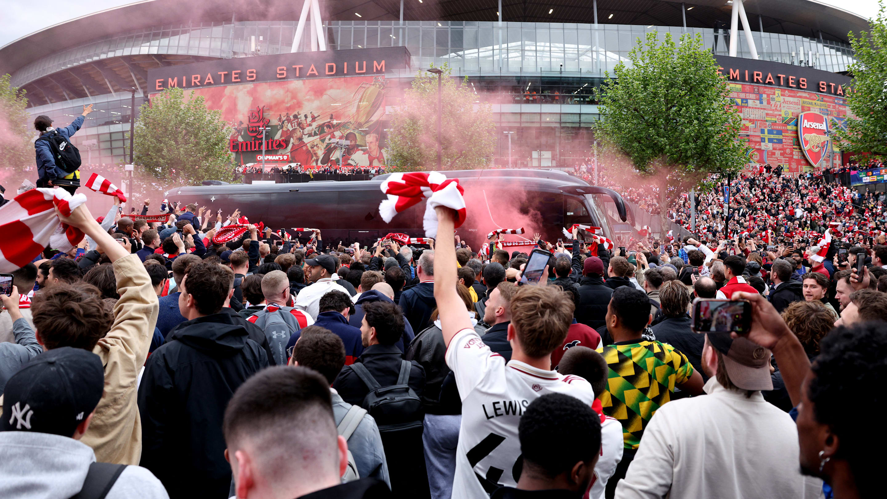 Arsenal - Atlético VIDEO : L'accueil fou du bus des Gunners par les supporters à l'Emirates