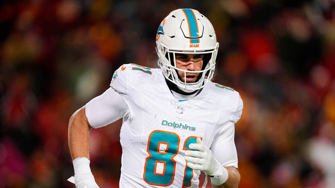 Jan 13, 2024; Kansas City, Missouri, USA; Miami Dolphins tight end Durham Smythe (81) during the second half of a 2024 AFC wild card game against the Kansas City Chiefs at GEHA Field at Arrowhead Stadium. Mandatory Credit: Jay Biggerstaff-Imagn Images Jan 13, 2024; Kansas City, Missouri, USA; Miami Dolphins tight end Durham Smythe (81) during the second half of a 2024 AFC wild card game against the Kansas City Chiefs at GEHA Field at Arrowhead Stadium. Mandatory Credit: Jay Biggerstaff-Imagn Images