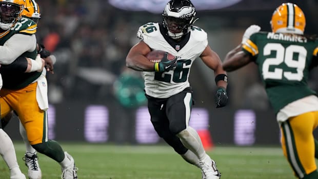 Philadelphia Eagles running back Saquon Barkley (26) runs against the Green Bay Packers 