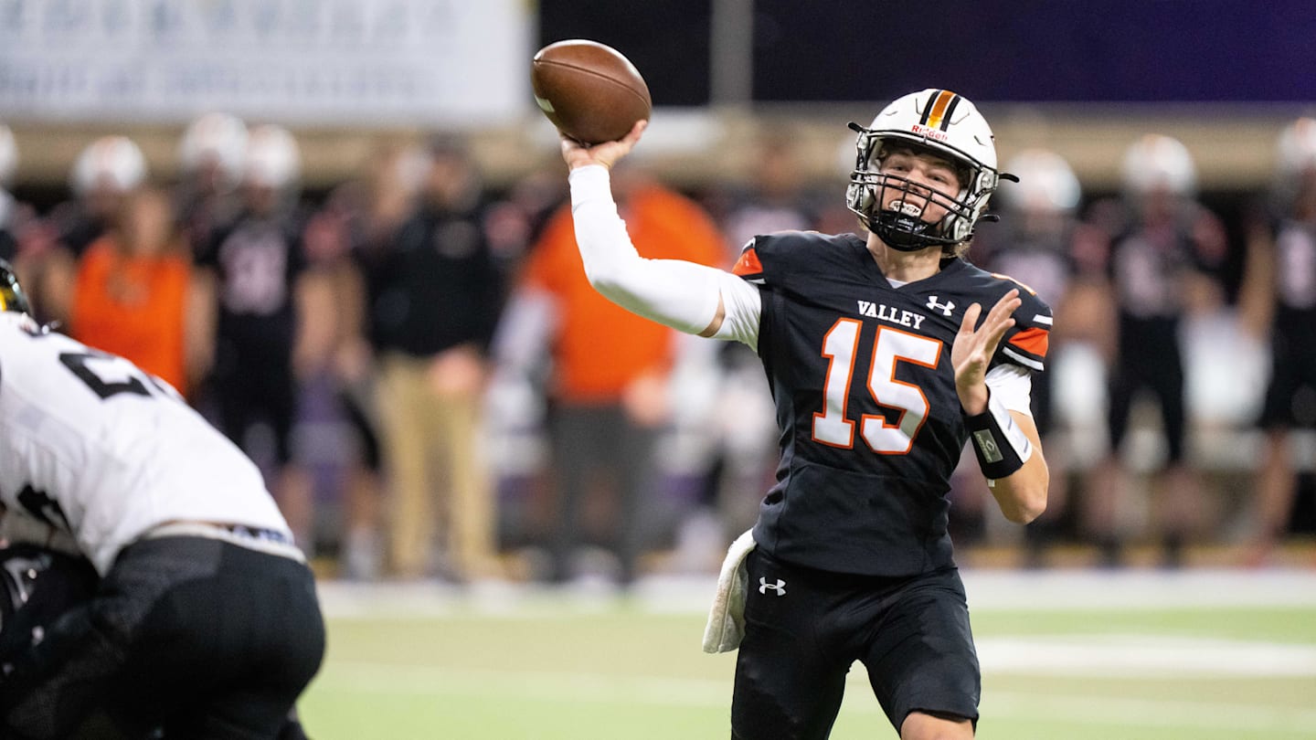 Who are the top returning Iowa high school quarterbacks in 2025?